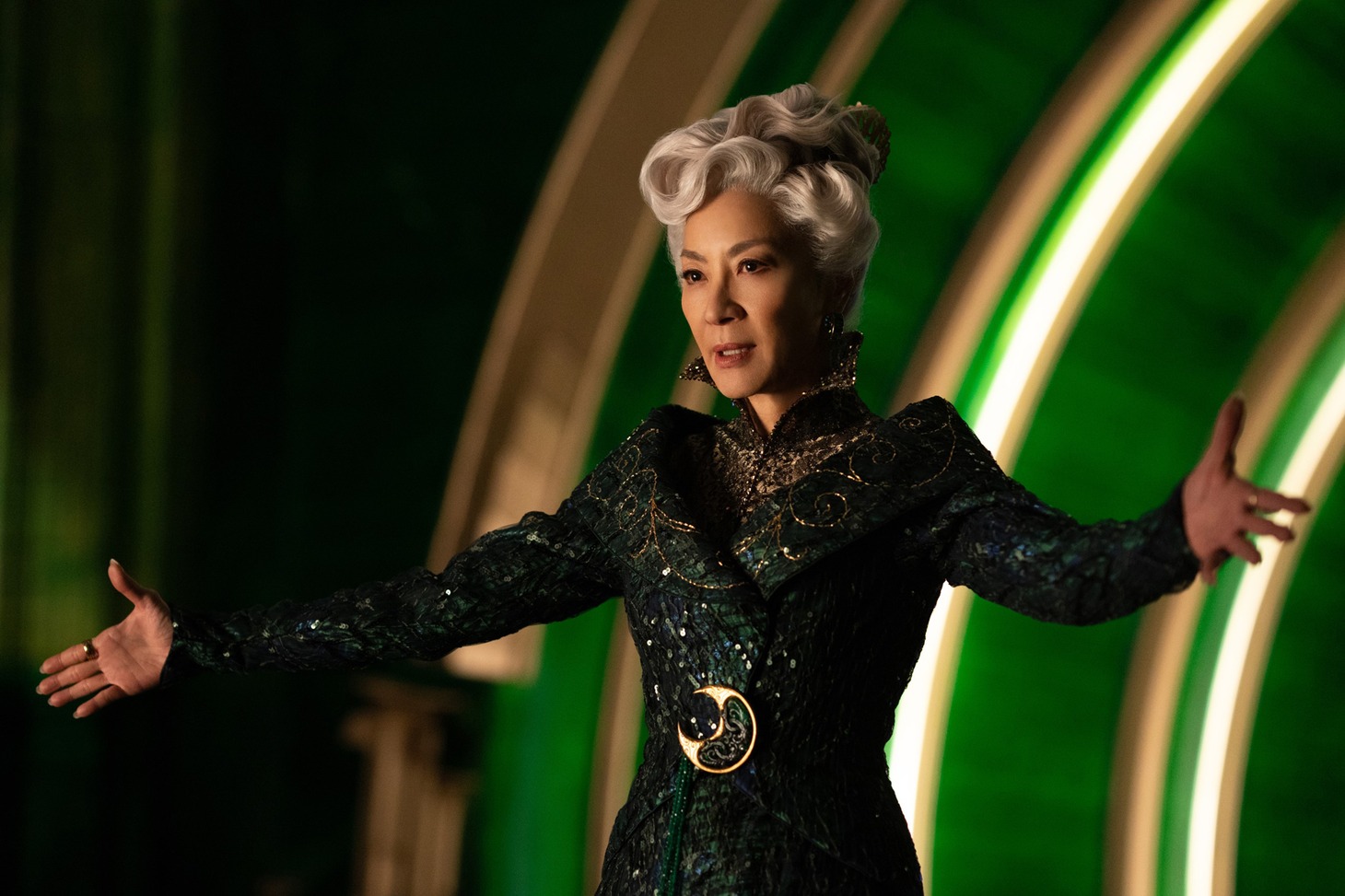 「ウィキッド ふたりの魔女」より、ミシェル・ヨー演じるマダム・モリブル