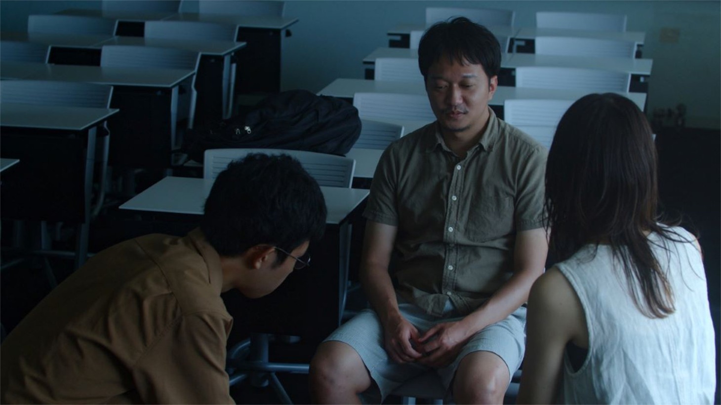 「よそ者の会」場面写真