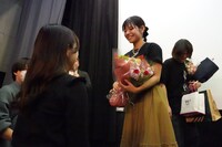 観客から花束を受け取る瀬戸みちる（右）