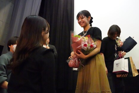 観客から花束を受け取る瀬戸みちる(右)