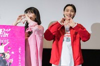 手でハートを作る祷キララ（左）、平井亜門（右）
