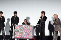 前日までに購入されたムビチケ枚数分のチョコを目にして喜ぶ登壇者たち