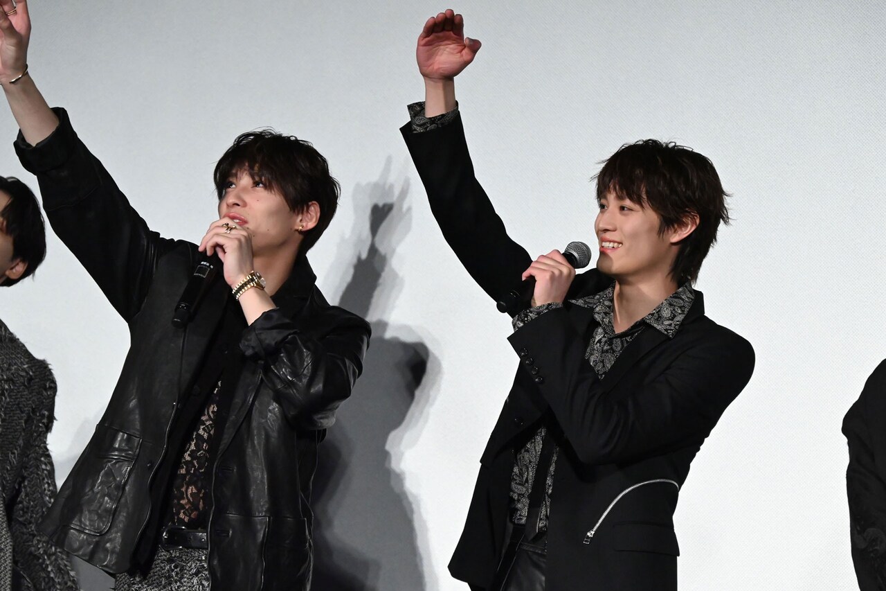 相手にチョコを食べさせることになり、冗談混じりに身長差を心配する関