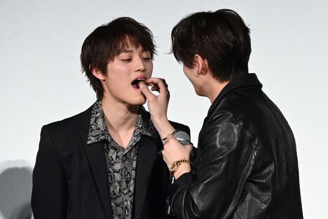 上村謙信（左）にチョコを「あーん」をする関哲汰（右）