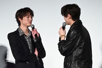 関哲汰（右）にチョコを食べさせてもらい、満足そうな上村謙信（左）