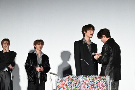 胸キュンゼリフと「あーん」に挑む上村謙信・関哲汰（手前）と、気まずそうに見つめる山下永玖・高尾颯斗（奥）。