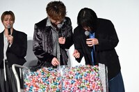 チョコを選ぶ時間が長すぎて、共演者たちからクレームが入る山下永玖（中央）と森愁斗（右）