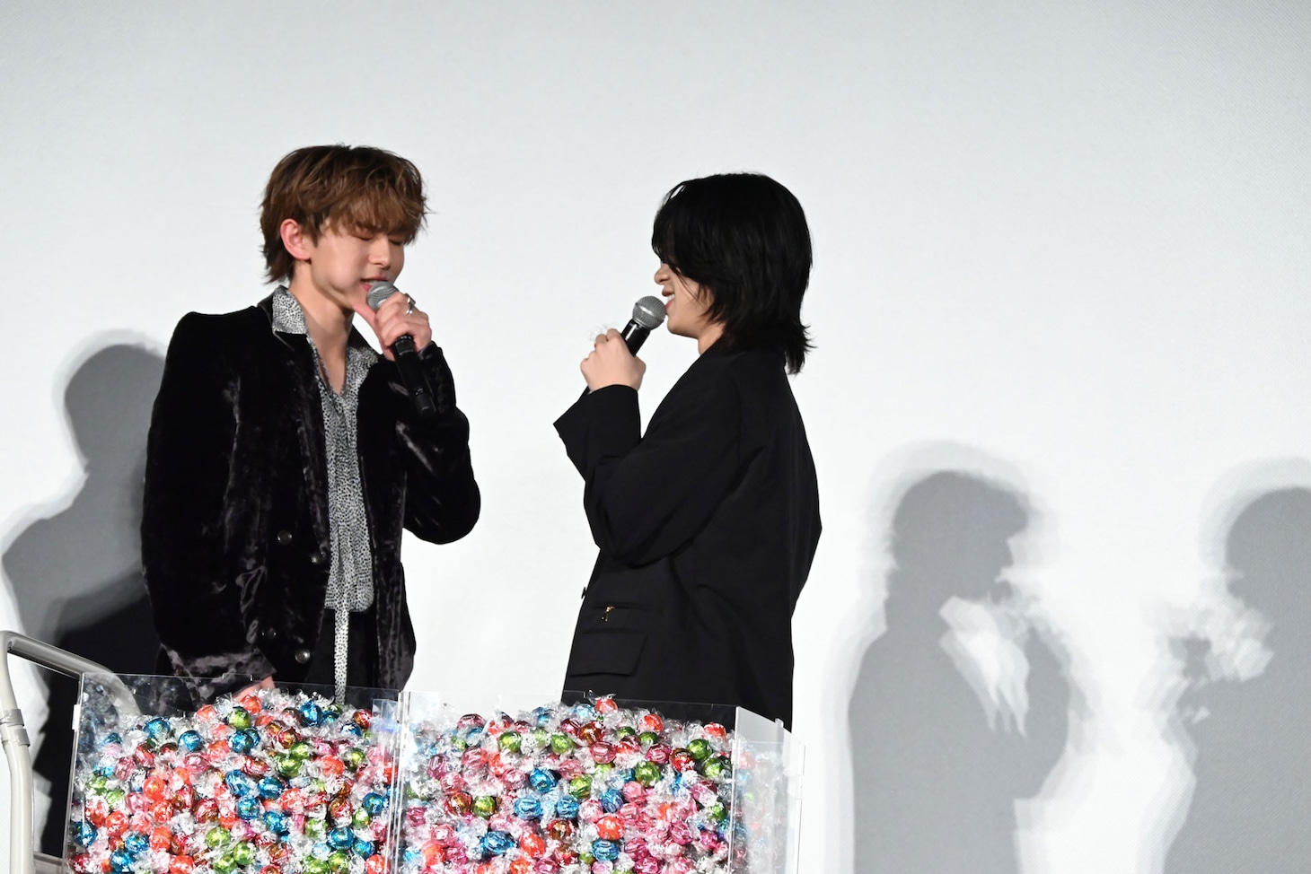 森愁斗（右）にチョコを食べさせてもらい、満足そうな山下永玖（左）