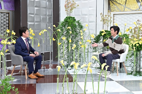 「日曜日の初耳学」内のコーナー「インタビュアー林修」より、目黒蓮（右）と林修（左）