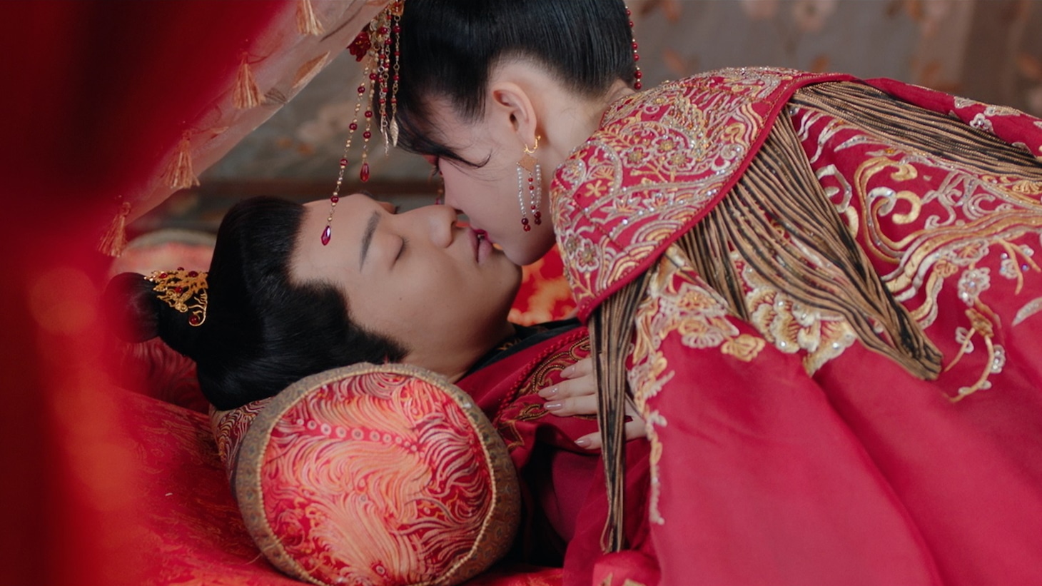 中国ドラマ「桜香思～君に捧げる芳春の愛～」より、ウー・ジーフォン（吳季峰）演じる凌星河（左）とシュイ・ズーイン（徐紫茵）演じる李春日（右）