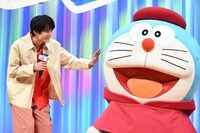 左から鈴鹿央士、ドラえもん