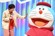 左から鈴鹿央士、ドラえもん