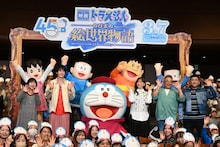 前列左から寺本幸代、鈴鹿央士、ドラえもん、藤本美貴、伊達みきお、富澤たけし。後列左からしずか、のび太、ジャイアン、スネ夫