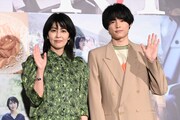 「ファーストキス 1ST KISS」大ヒット御礼舞台挨拶の様子。左から松たか子、松村北斗