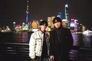 中国・上海を観光する綾野剛（左）と齋藤潤（右）