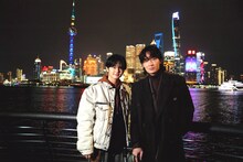 中国・上海を観光する綾野剛（左）と齋藤潤（右）