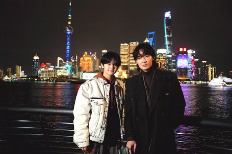 中国・上海を観光する綾野剛（左）と齋藤潤（右）