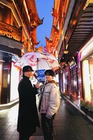 中国・上海を観光する綾野剛（右）と齋藤潤（左）