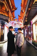 中国・上海を観光する綾野剛（右）と齋藤潤（左）