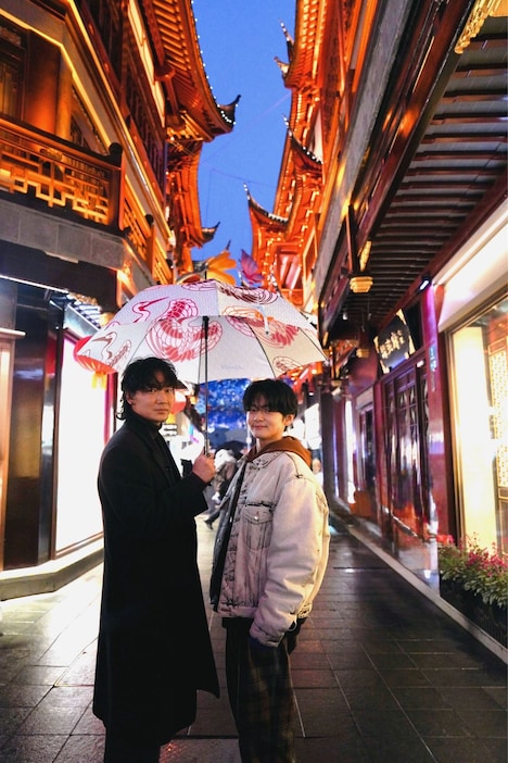 中国・上海を観光する綾野剛（右）と齋藤潤（左）