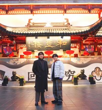 左から綾野剛、齋藤潤