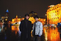 左から綾野剛、齋藤潤