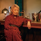 草笛光子主演「アンジーのBARで逢いましょう」場面写真10点、寺尾聰と並んだ姿も