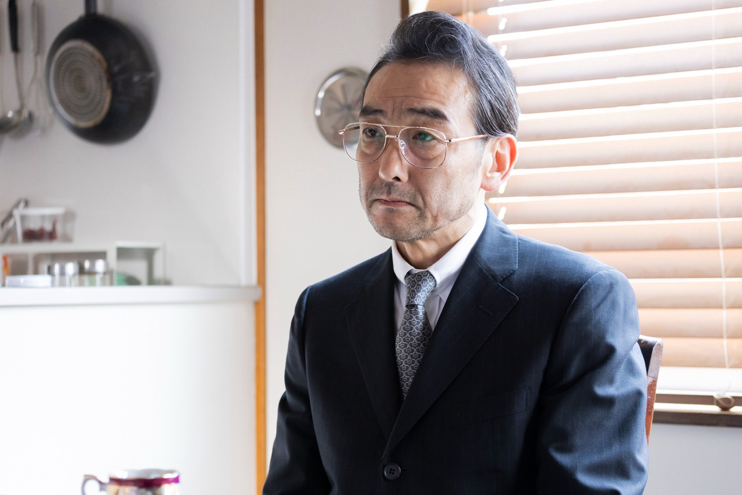 ドラマ「地震のあとで」第1話「UFOが釧路に降りる」で、未名の代理として小村に会いに来る神栖を演じる吹越満
