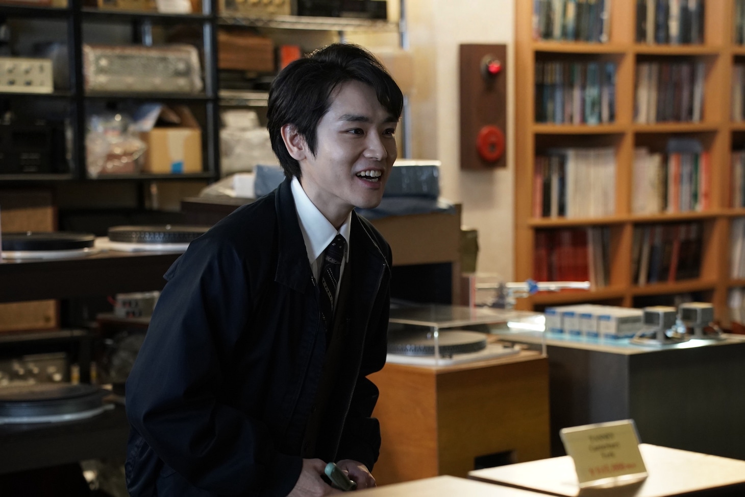 ドラマ「地震のあとで」第1話「UFOが釧路に降りる」で、小村に奇妙な“箱”を預ける佐々木を演じる泉澤祐希