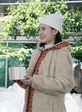 ドラマ「地震のあとで」第1話「UFOが釧路に降りる」で、小村に“箱”を預けた後輩の妹ケイコを演じる北香那