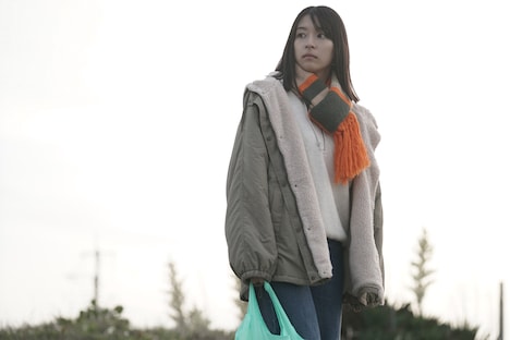 ドラマ「地震のあとで」第2話「アイロンのある風景」で順子を演じる鳴海唯