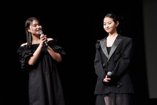 左から箭内夢菜、伊藤万理華