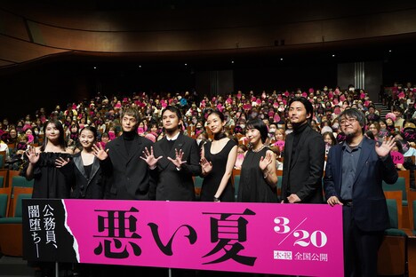 左から箭内夢菜、伊藤万理華、窪田正孝、北村匠海、河合優実、木南晴夏、毎熊克哉、城定秀夫