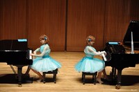 プレネ姉妹による演奏の様子。左から妹のオードリー、姉のダイアン