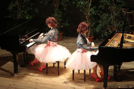 プレネ姉妹による演奏の様子。左から妹のオードリー、姉のダイアン