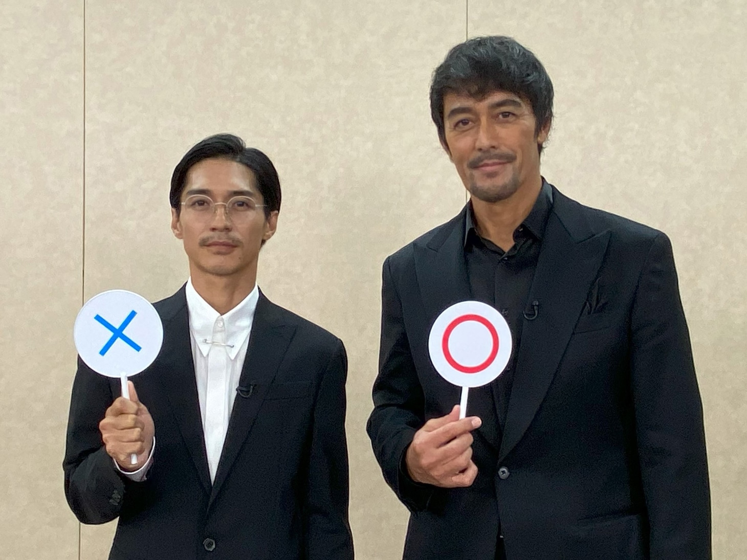 左から錦戸亮、阿部寛