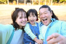 「対岸の家事～これが、私の生きる道！～」より、左から多部未華子演じる村上詩穂、永井花奈演じる村上苺、一ノ瀬ワタル演じる村上虎朗