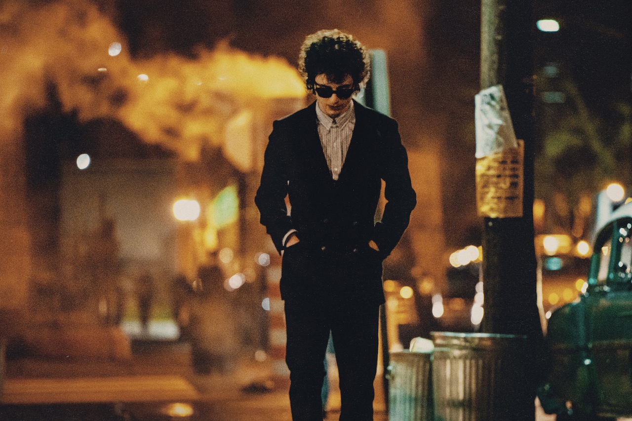 ティモシー・シャラメ、ボブ・ディランの「風に吹かれて」弾き語る「名もなき者」新映像