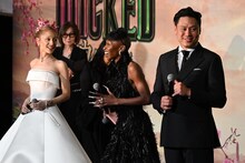 左からアリアナ・グランデ、シンシア・エリヴォ、ジョン・M・チュウ