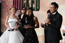 映画「ウィキッド ふたりの魔女」ジャパンプレミアの様子。左からアリアナ・グランデ、シンシア・エリヴォ、ジョン・M・チュウ