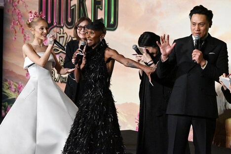 ジョン・M・チュウ（右）のネタバレを止めるシンシア・エリヴォ（中央）とアリアナ・グランデ（左）