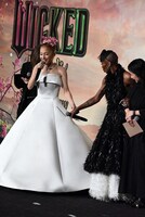 たびたび手を取り合うシンシア・エリヴォ（中央右）とアリアナ・グランデ（中央左）