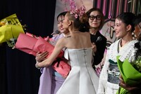 中央左から清水美依紗、アリアナ・グランデ