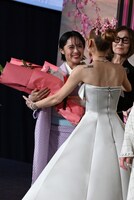 清水美依紗（中央）