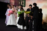 「ウィキッド ふたりの魔女」ジャパンプレミアより、花束贈呈の様子