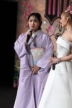 清水美依紗（中央）