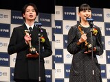 新人男優賞・新人女優賞を受賞した越山敬達（左）、中西希亜良（右）