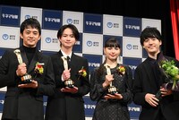 「ぼくのお日さま」のキャスト・スタッフ。左から池松壮亮、越山敬達、中西希亜良、奥山大史