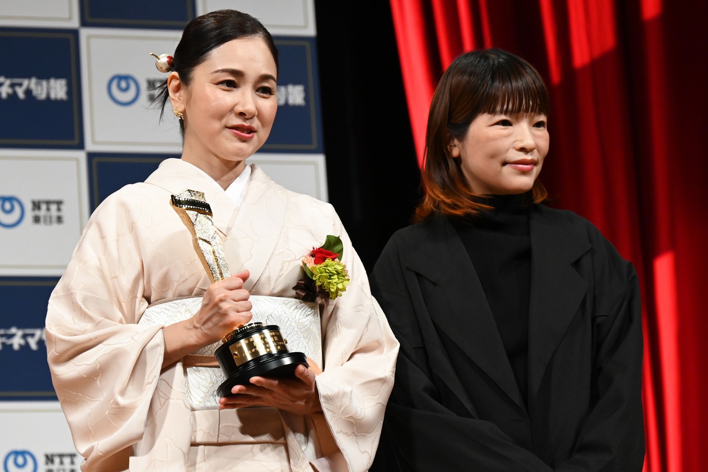 「ぼくが生きてる、ふたつの世界」キャストの忍足亜希子（左）と、監督の呉美保（右）