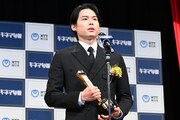 主演男優賞を受賞した松村北斗